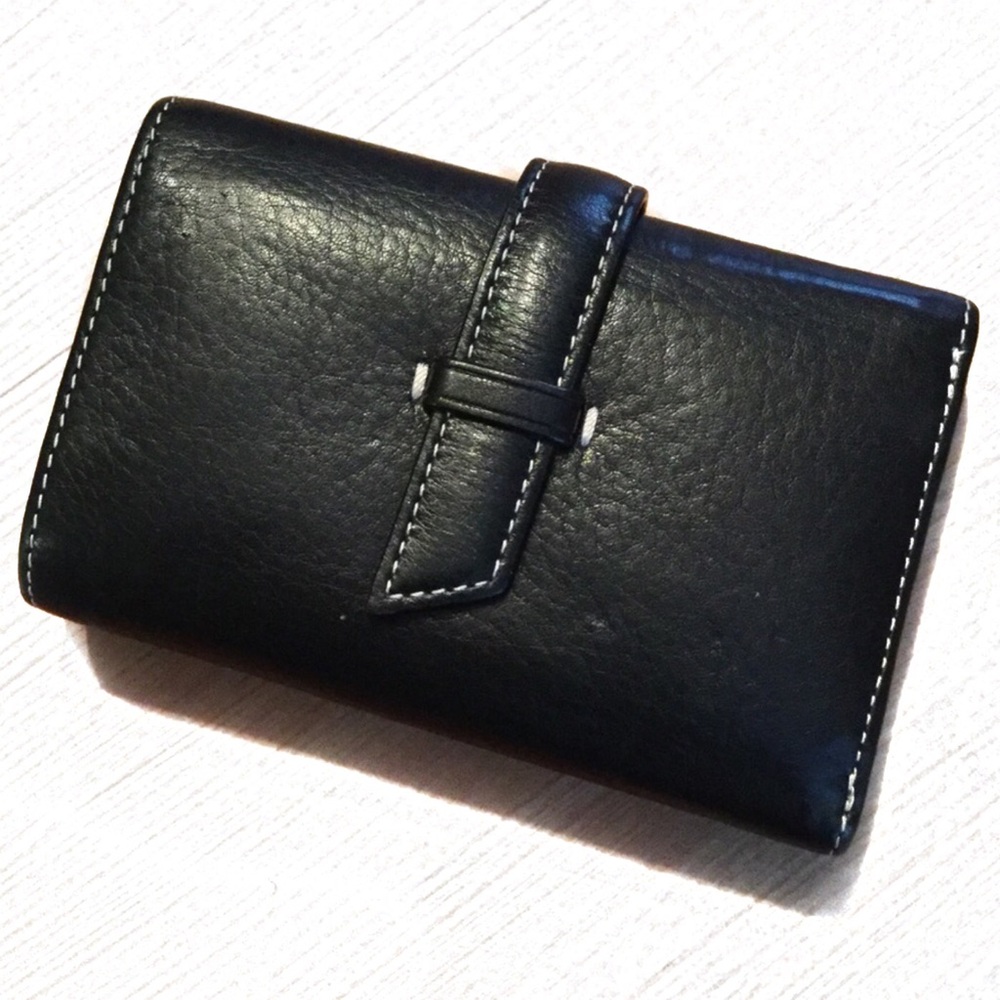 LEVENGER trifold black leather wallet